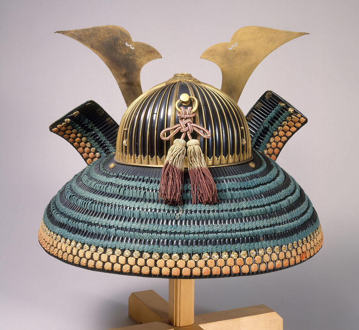 Helmet (Suji-kabuto Akoda-nari), Iron, lacquer, copper, gold, silk, Japanese