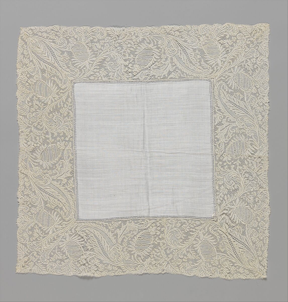 Handkerchief, Plain weave and bobbin lace; warp: undyed linen, Z spun, 42 per cm; weft: undyed linen, Z spun, 26 per cm; lace: undyed linen, 2 Z spun, S plied, Belgian 