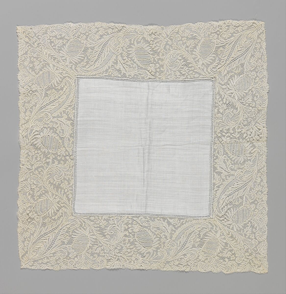 Handkerchief, Plain weave and bobbin lace; warp: undyed linen, Z spun, 42 per cm; weft: undyed linen, Z spun, 26 per cm; lace: undyed linen, 2 Z spun, S plied, Belgian