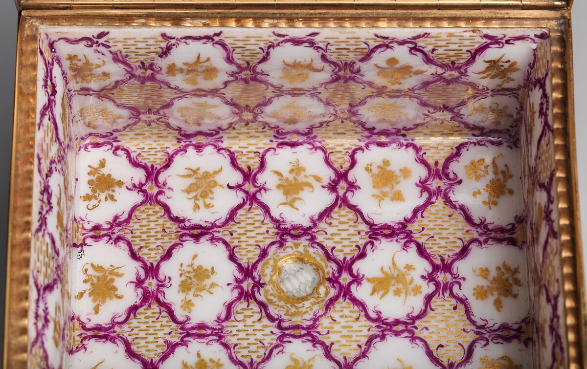 Snuffbox, Nymphenburg Porcelain Manufactory (German, 1747–present), Hard-paste porcelain; gold, German, Nymphenburg