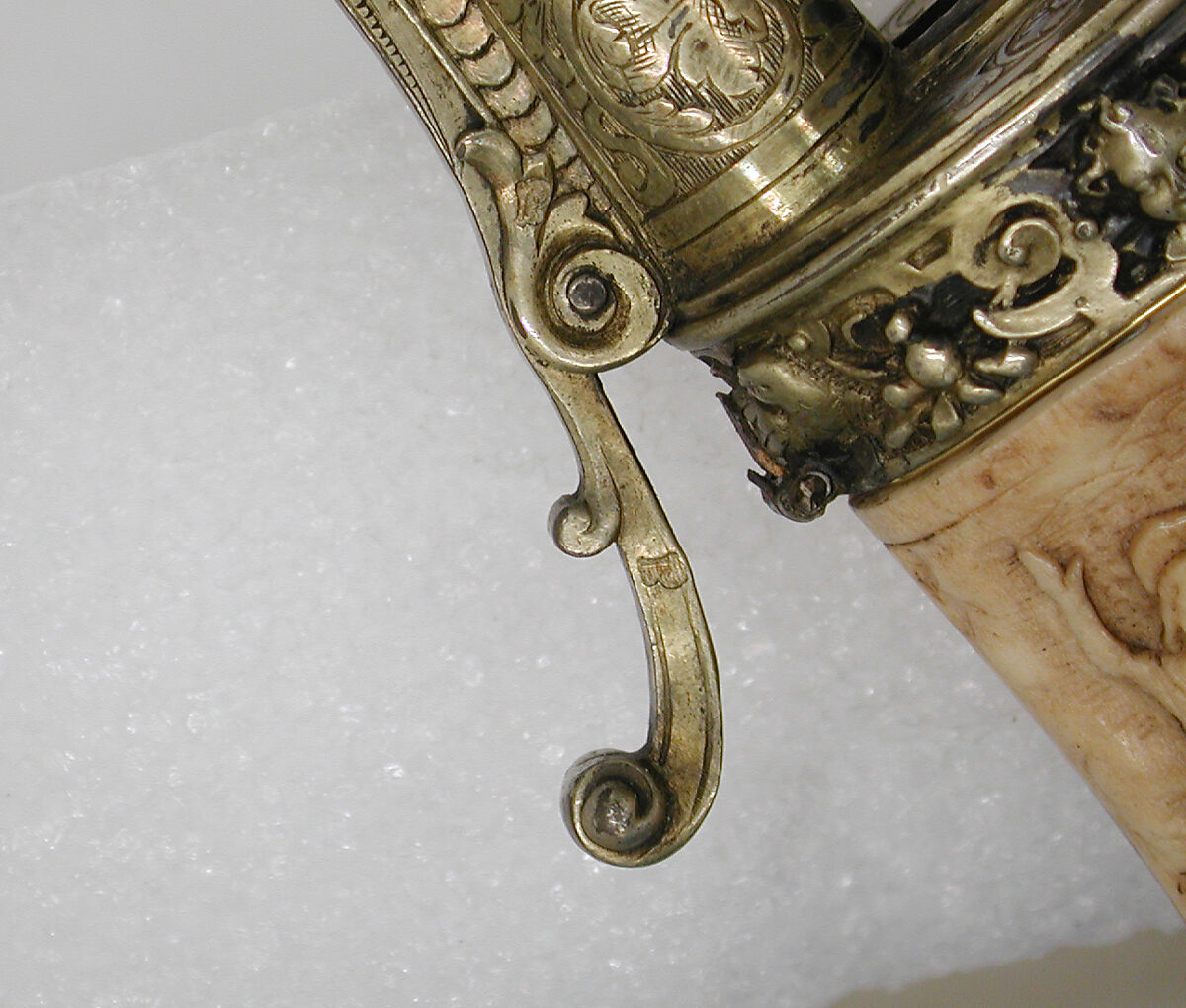 Powder Flask, Jeremias Ritter (German, recorded 1605–46), Staghorn, silver, gold, German, Nuremberg