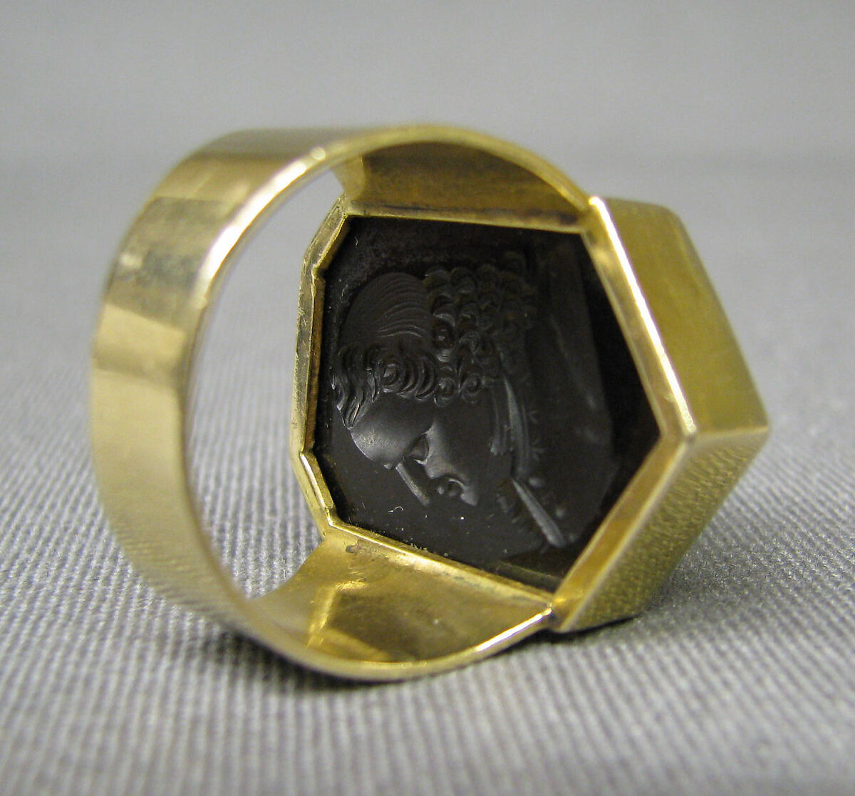 Bust of a man in a wig, possibly a writer, Sardonyx, mounted in gold as a ring, probably French