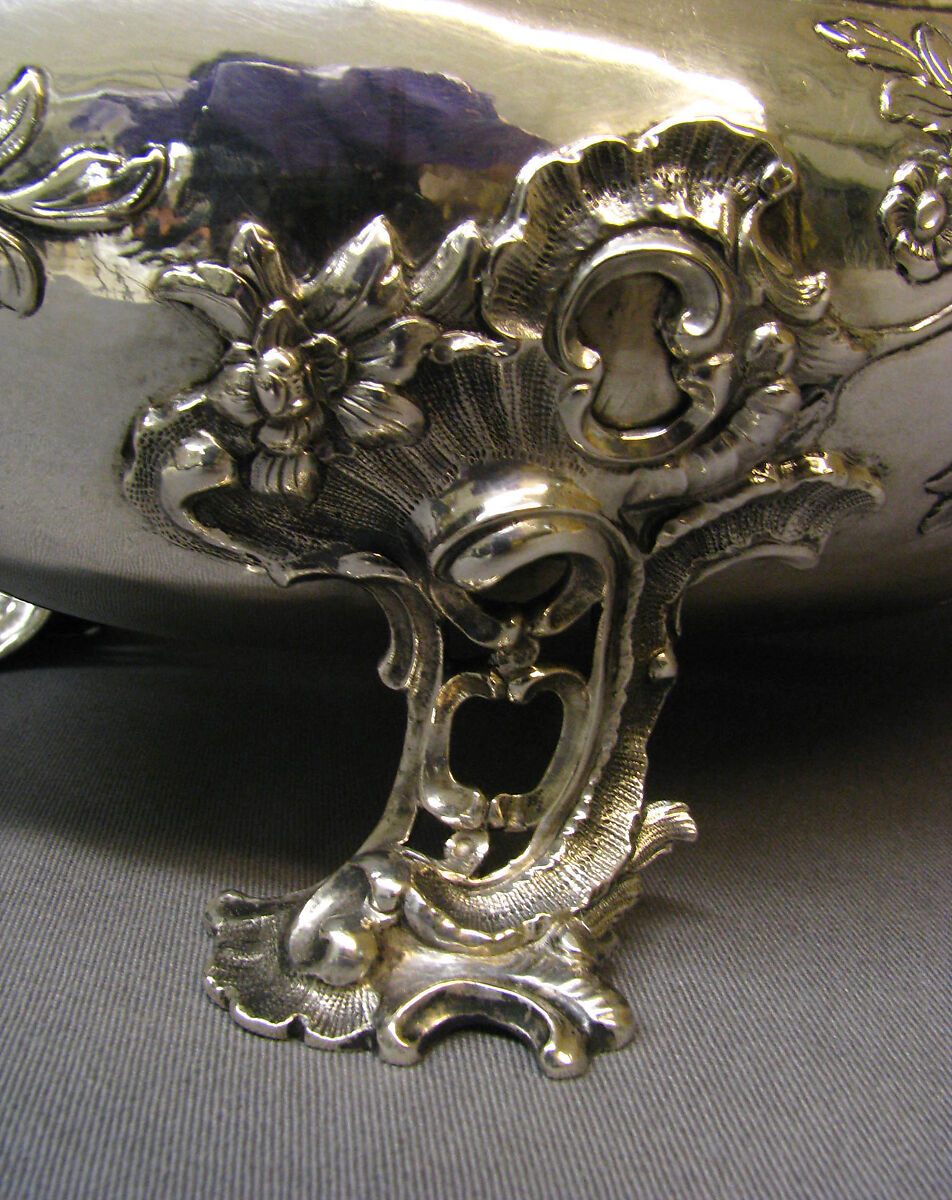 Tureen and stand, Bernhard Heinrich Weyhe (German, 1702–1782), Silver, silver gilt, German, Augsburg