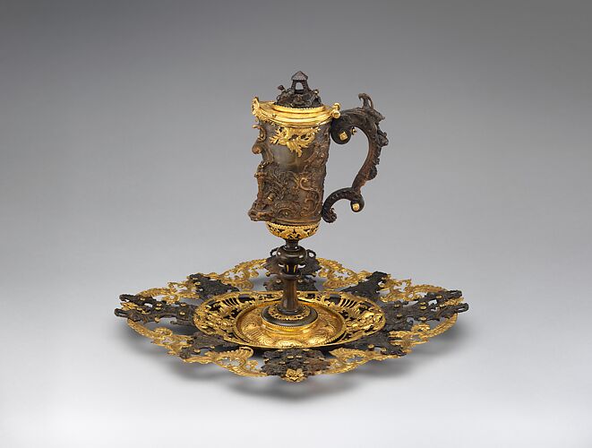 Ewer and stand (présentoir)