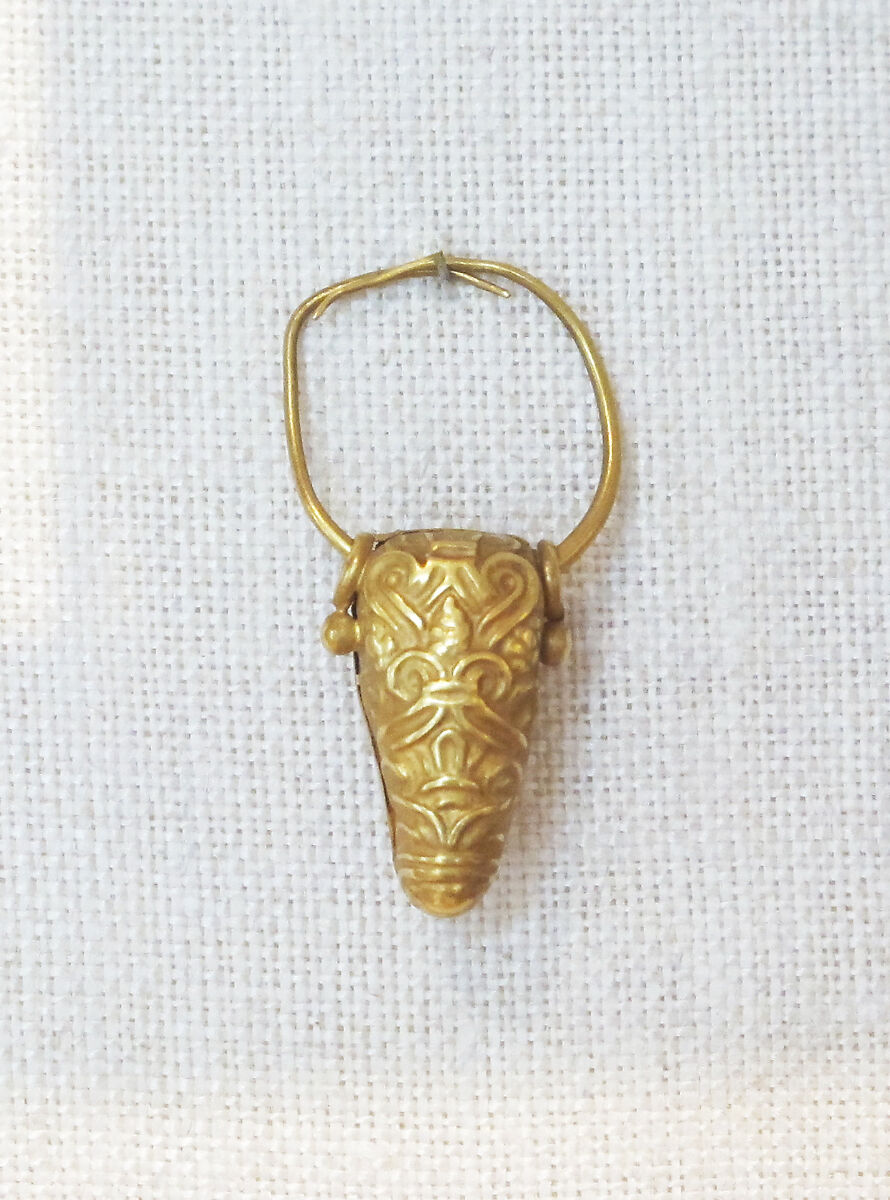 Gold pendant in the form of a bull's head, Gold, Cypriot 