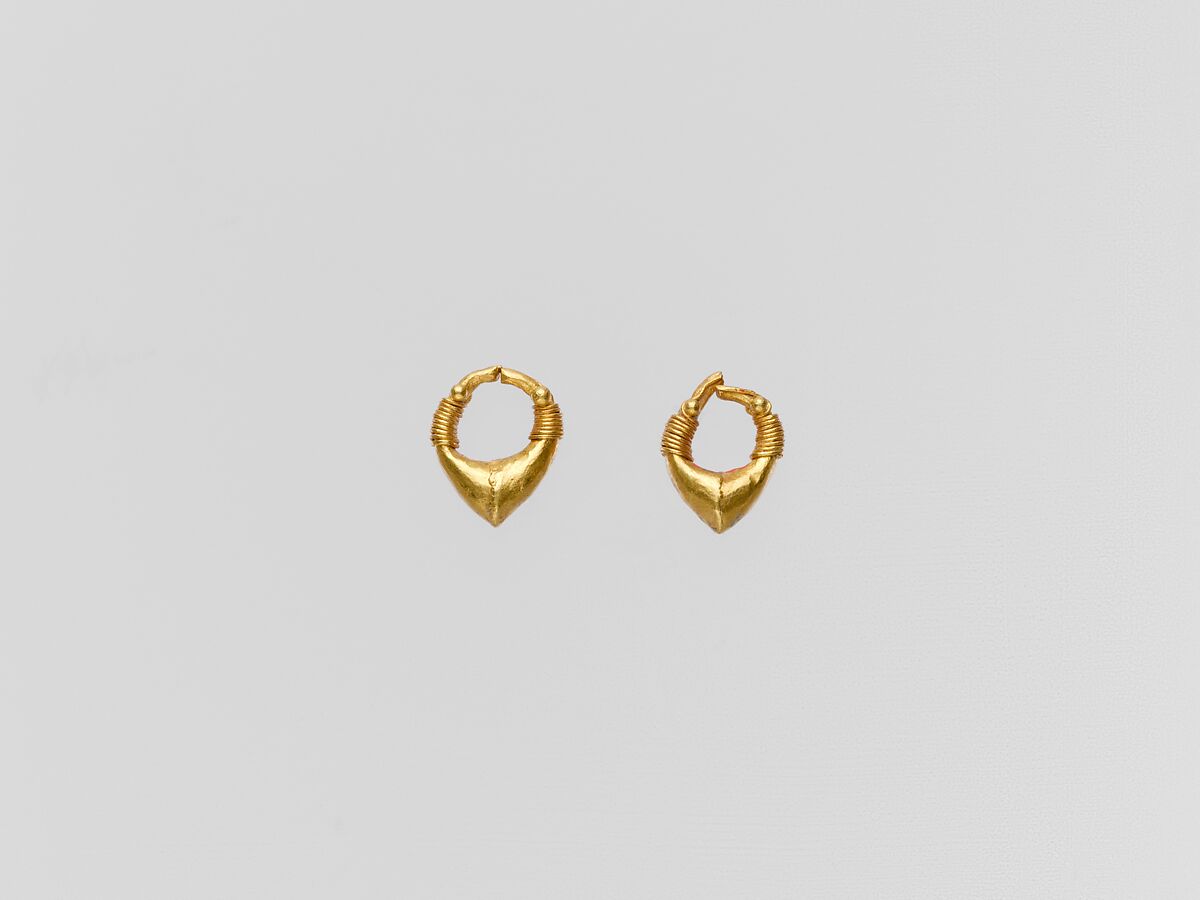 Gold chevron-shaped earring, Gold, Cypriot 