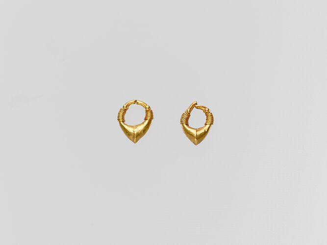 Gold chevron-shaped earring