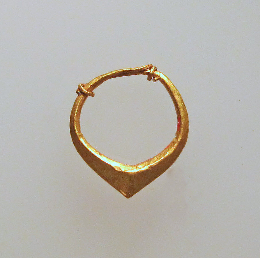 Earring of simple form, Gold, Cypriot 