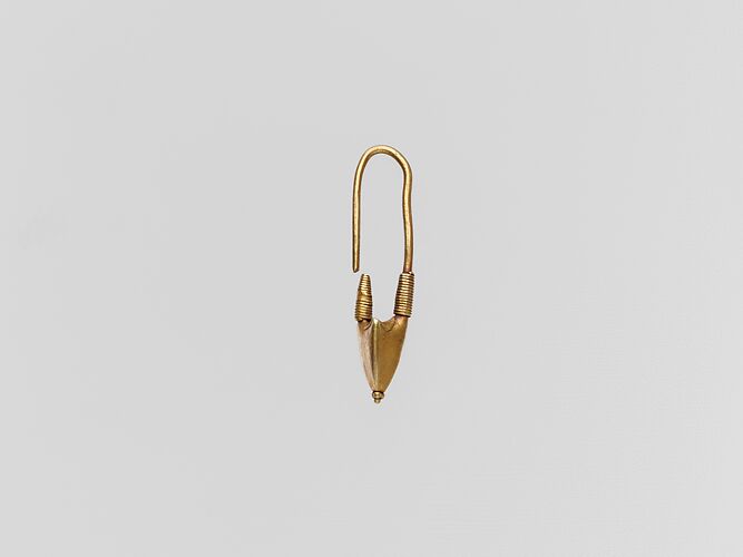 Gold earring with elongated body