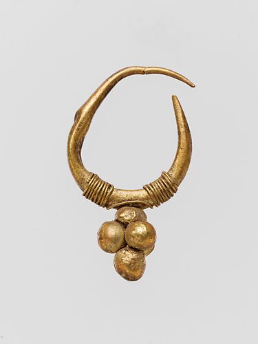 Gold earring with clustered sphere