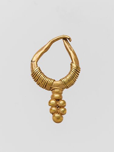 Gold earring with clustered sphere