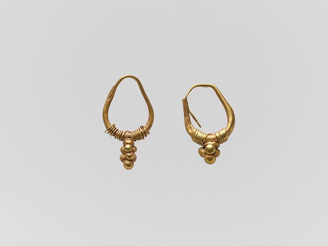 Gold earring with clustered sphere