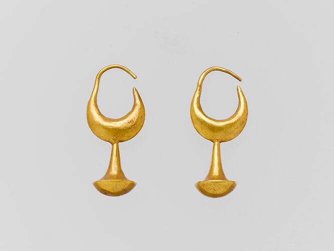 Gold earring with nail-head pendant