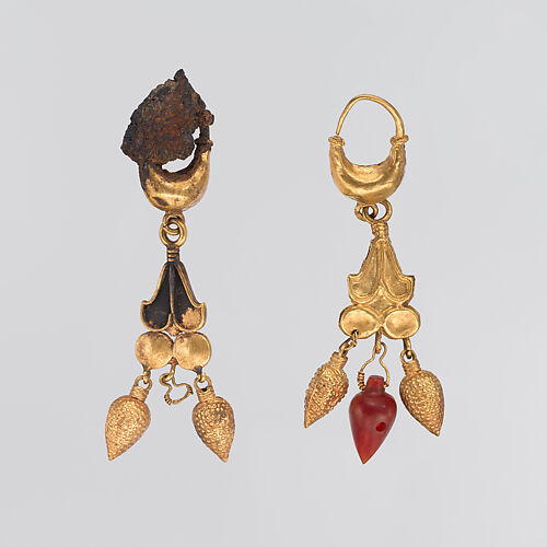 Gold earring with carnelian lotos flower pendant