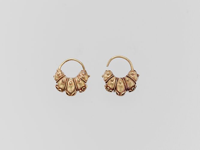 Electrum earring with lobes and rosettes