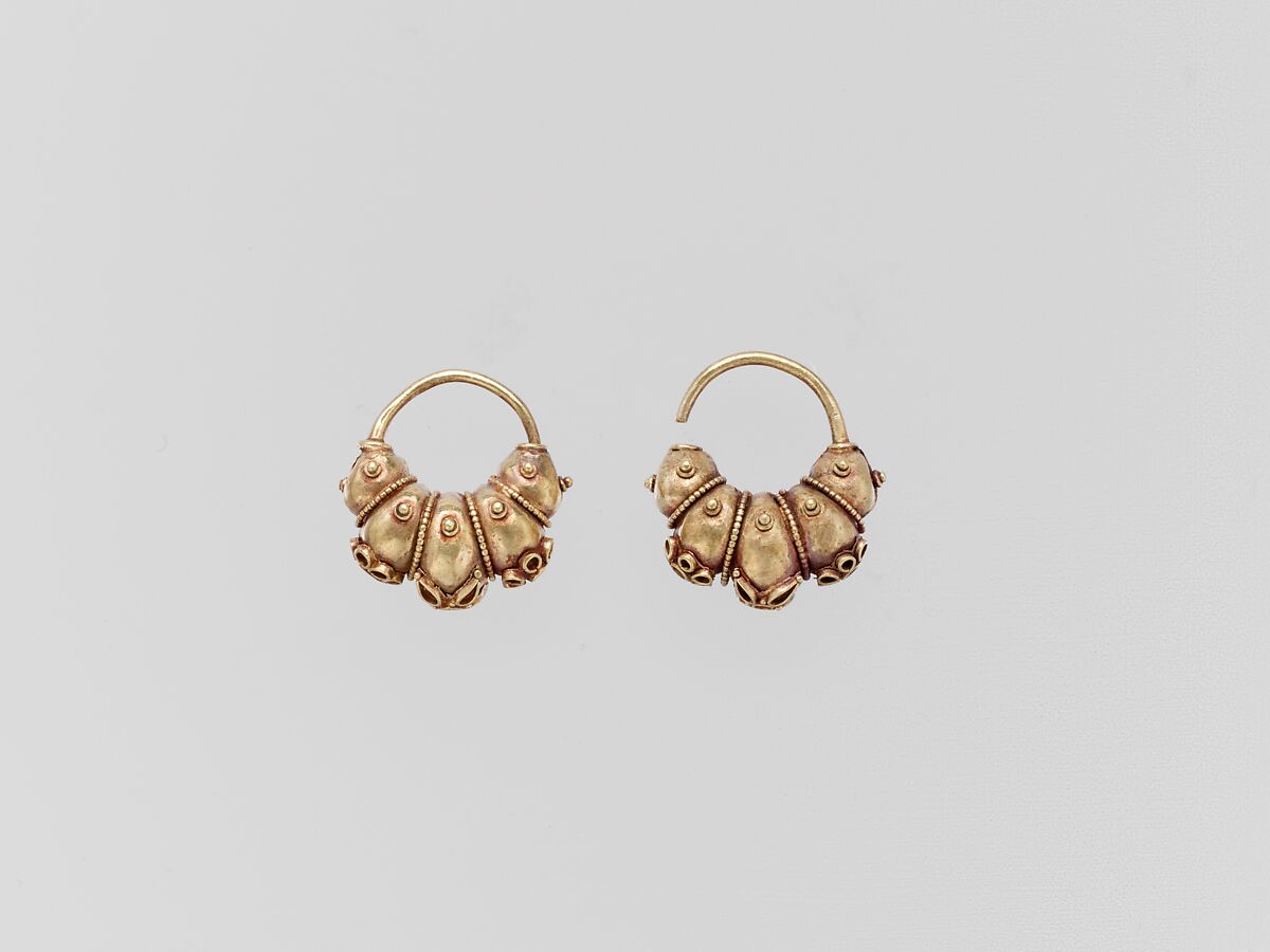 Electrum earring with lobes and rosettes, Electrum, Cypriot 