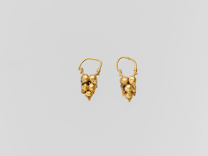 Gold earring with clustered spheres and pyramidal granulation