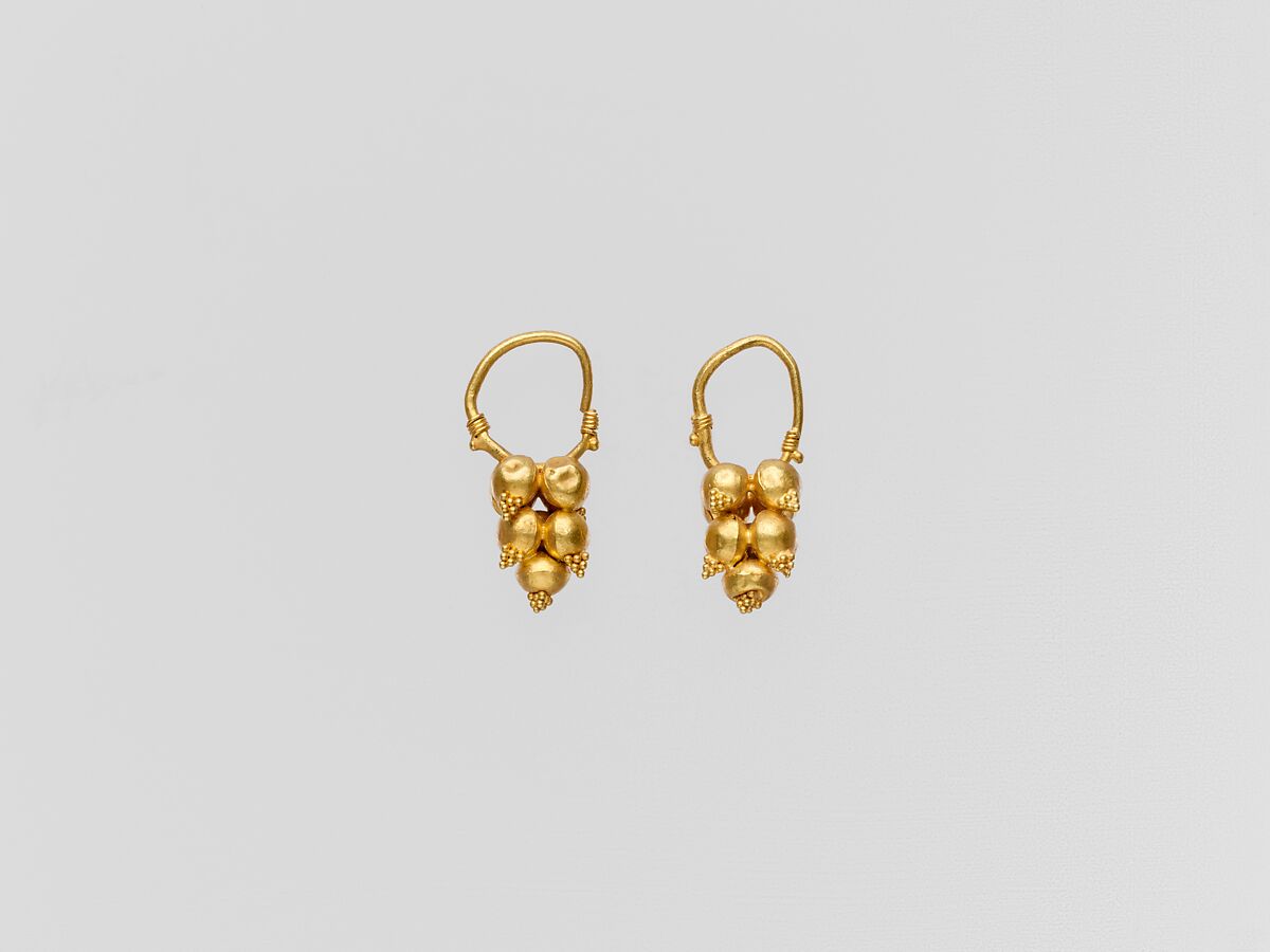 Gold earring with clustered spheres and pyramidal granulation, Gold, Roman 