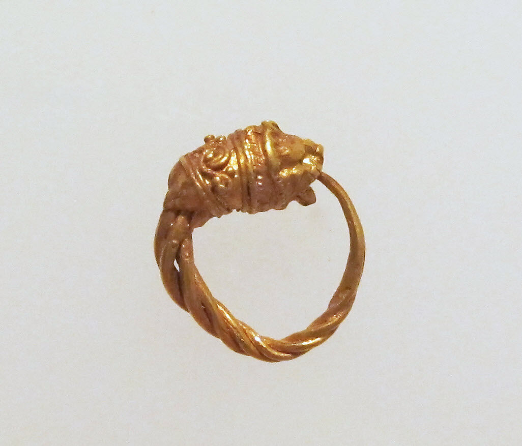 Gold earring with head of a lion, Gold, Greek 