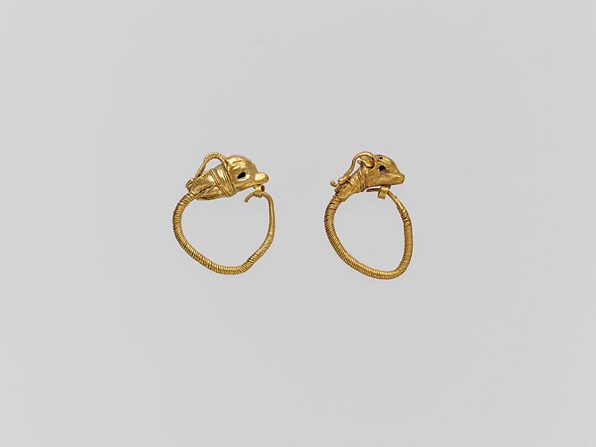 Gold earring with head of a gazelle
