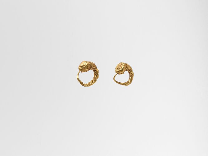 Gold earring with head of a lion