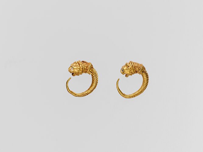 Gold earring with head of a lion