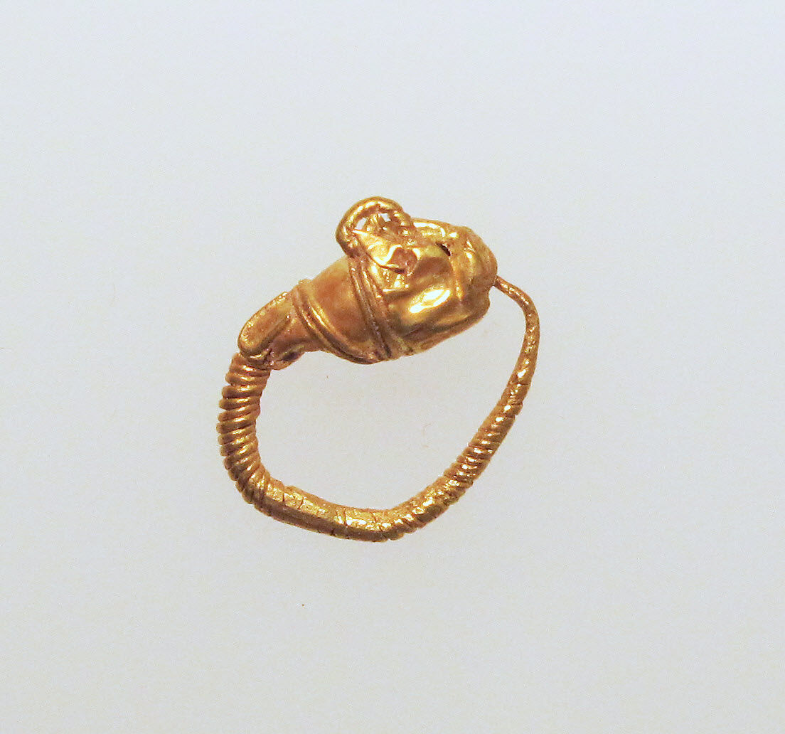 Gold earring with head of a lion, Gold, Greek 