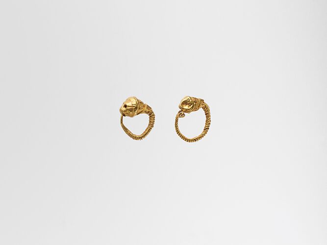 Gold earring with head of a lion