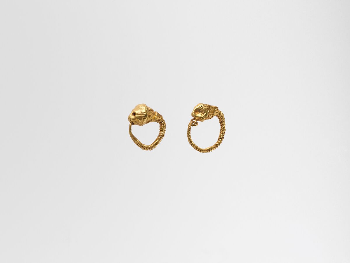 Gold earring with head of a lion, Gold, Greek 