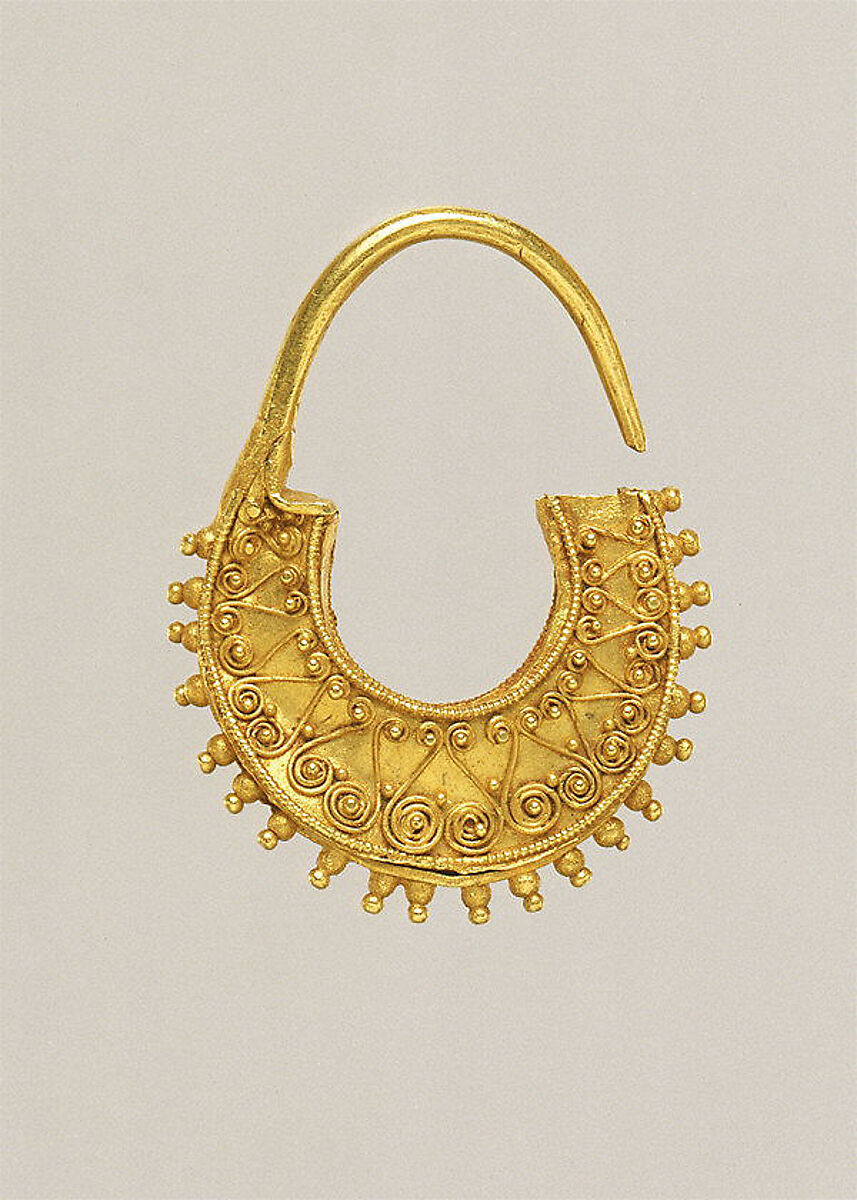 Gold crescent-shaped earring, Gold, Greek, Cypriot 