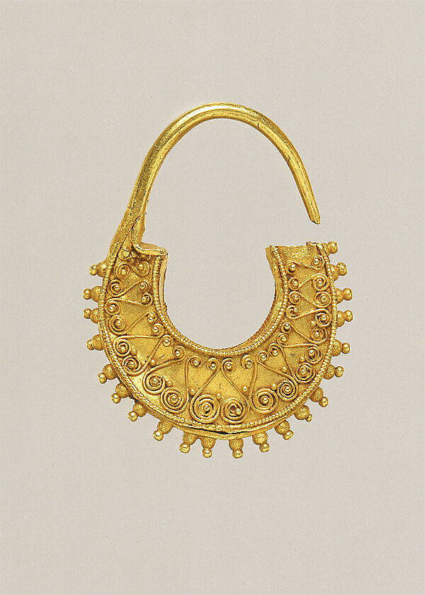 Gold crescent-shaped earring, Gold, Greek, Cypriot 