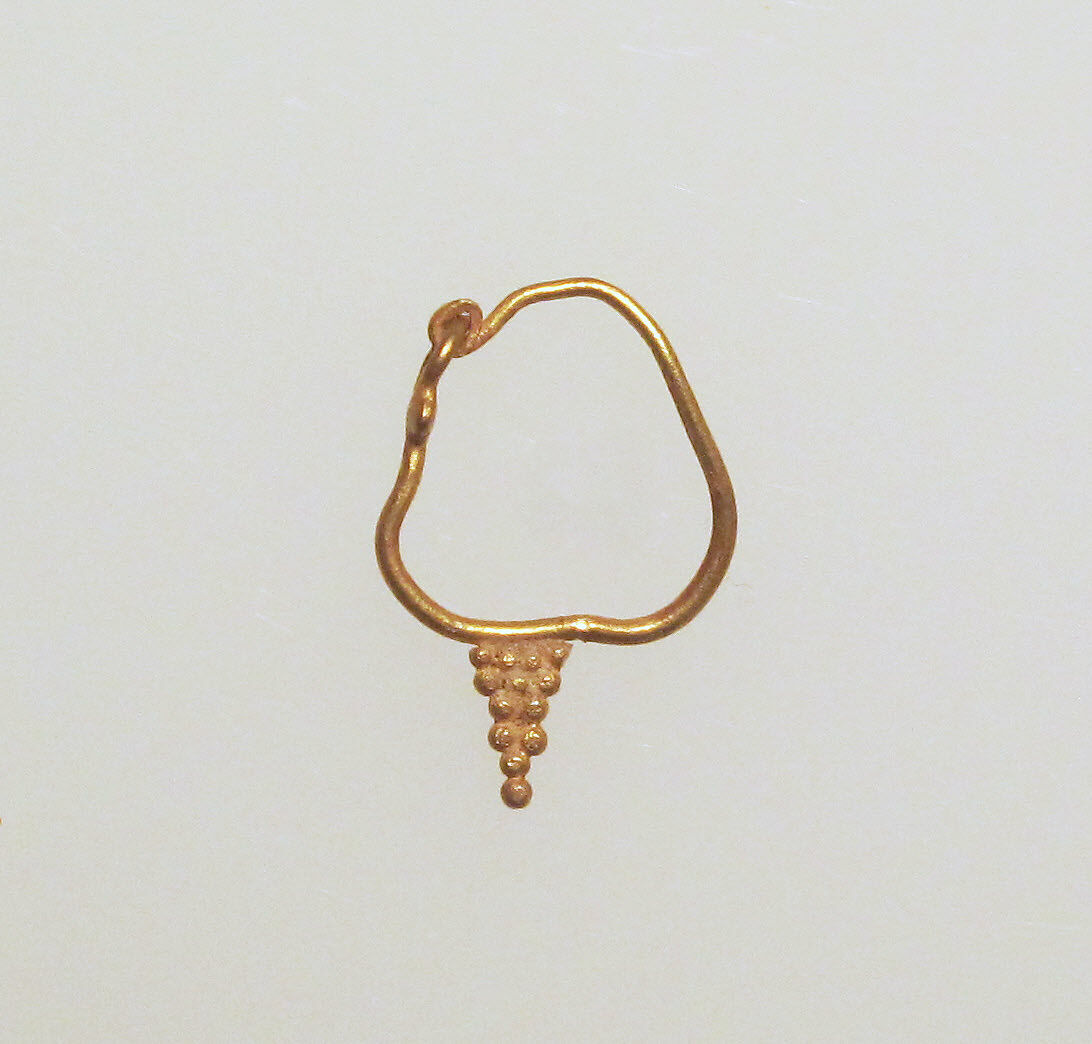 Earring with pyramid of balls, Gold 