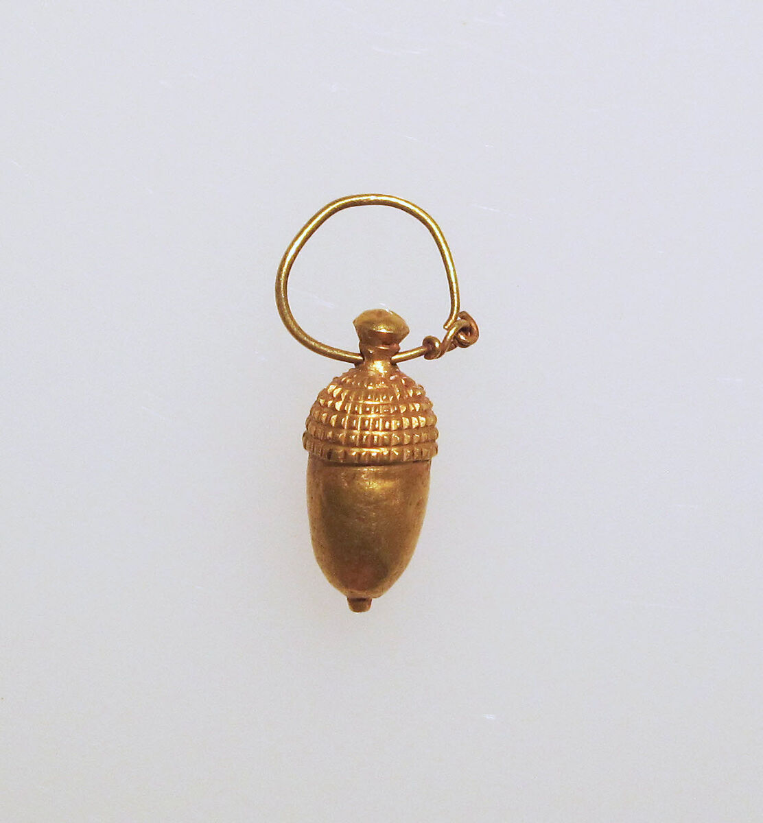 Earring with acorn pendant, Gold 