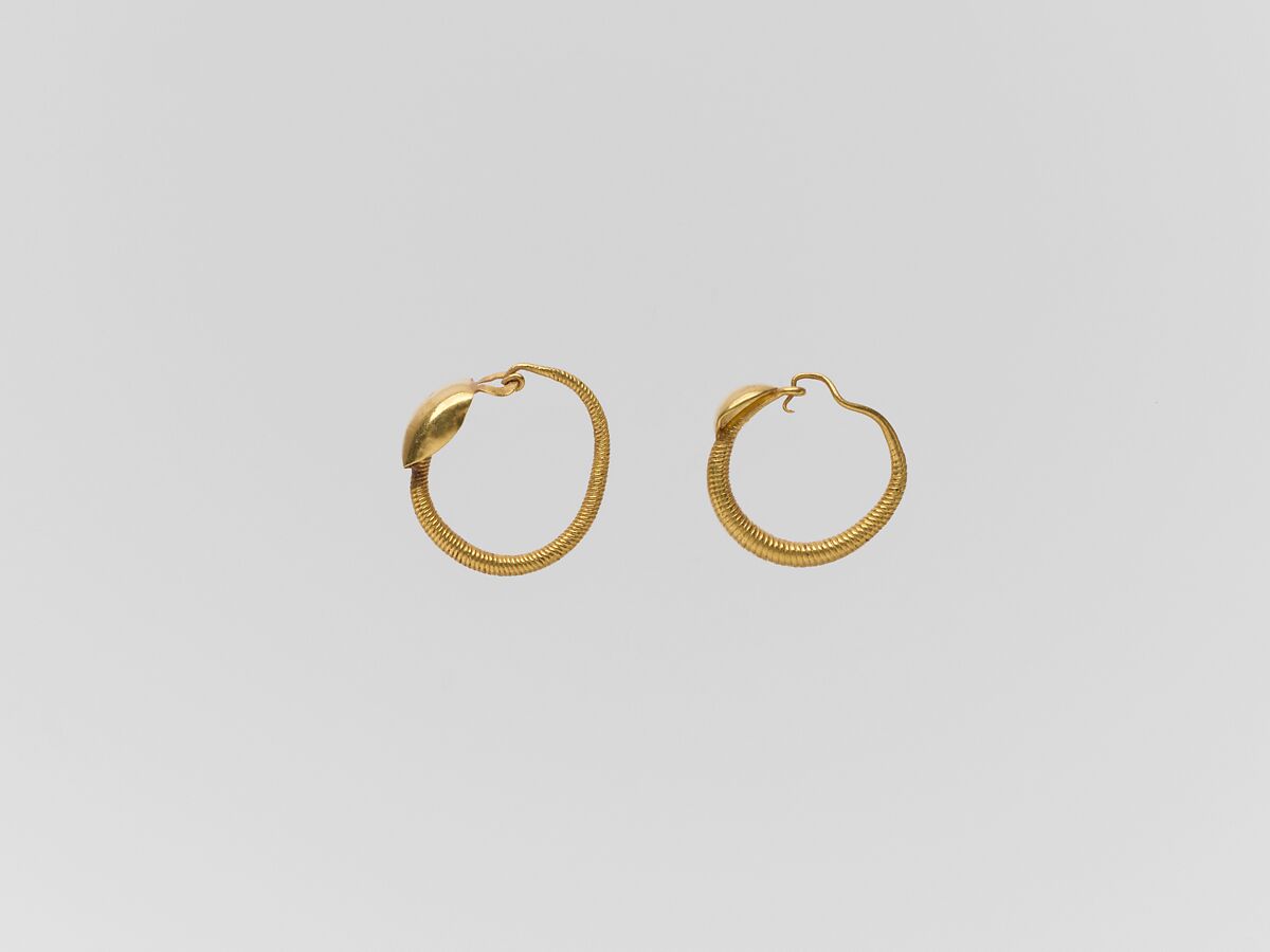 Gold earring with convex disc, Gold, Roman 