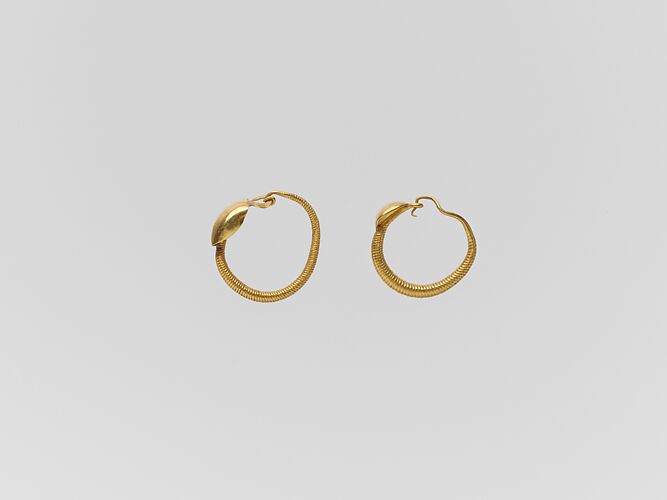 Gold earring with convex disc