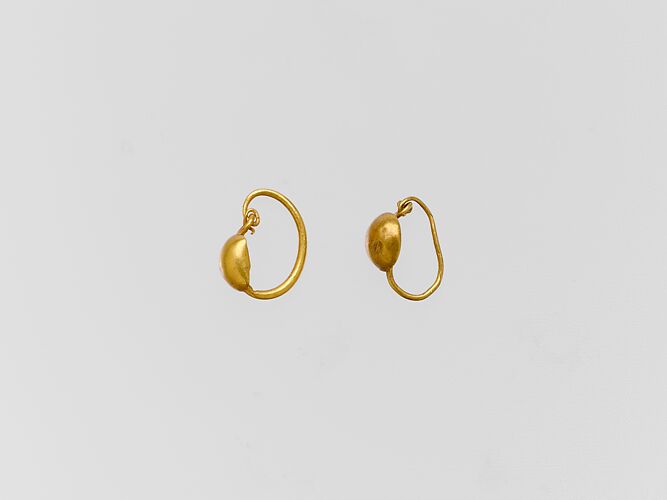 Gold earring with convex disc