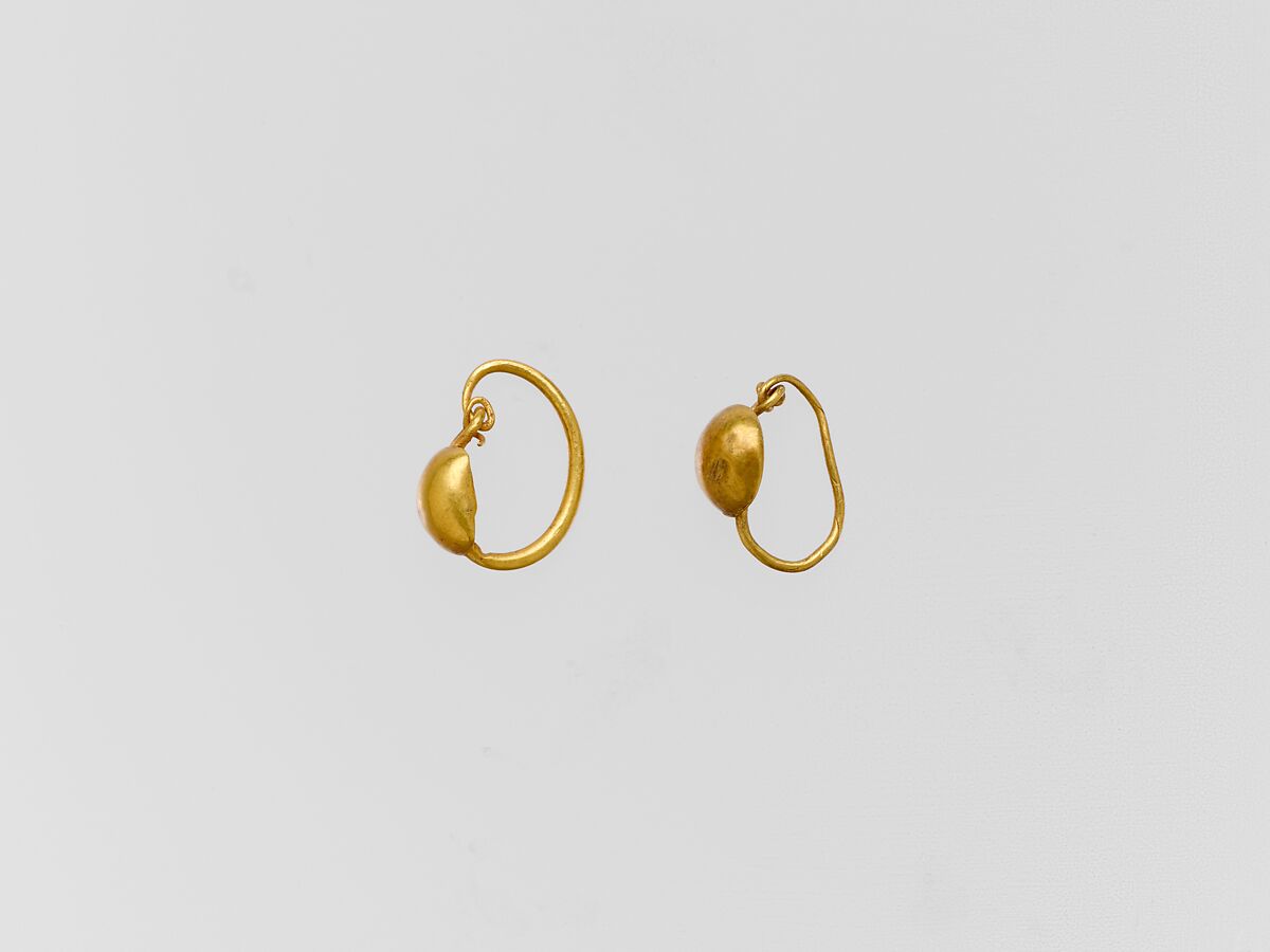 Gold earring with convex disc, Gold, Roman 