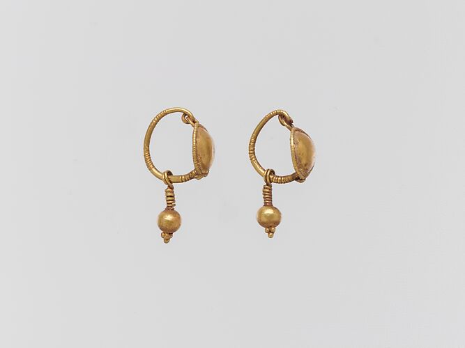 Gold earring with disc and pendant
