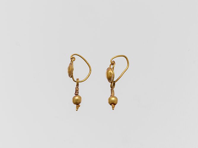 Gold earring with disc and pendant