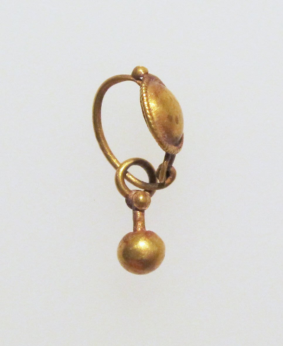 Gold earring with disc and pendant, Gold, Roman 