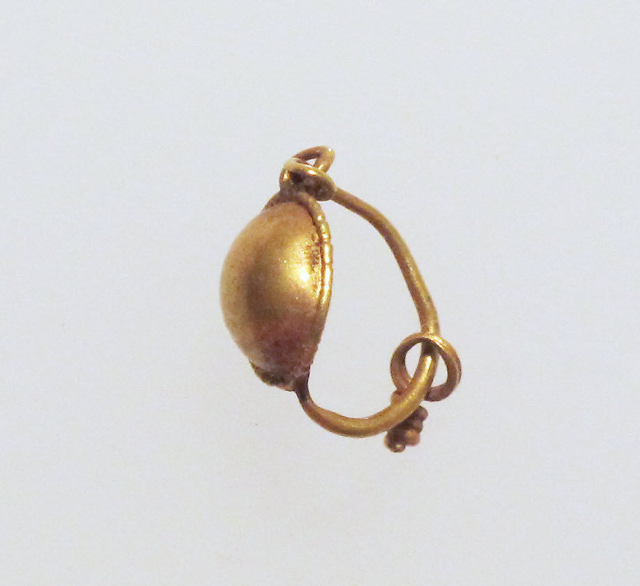 Gold earring with disc and pendant (missing), Gold, Roman 