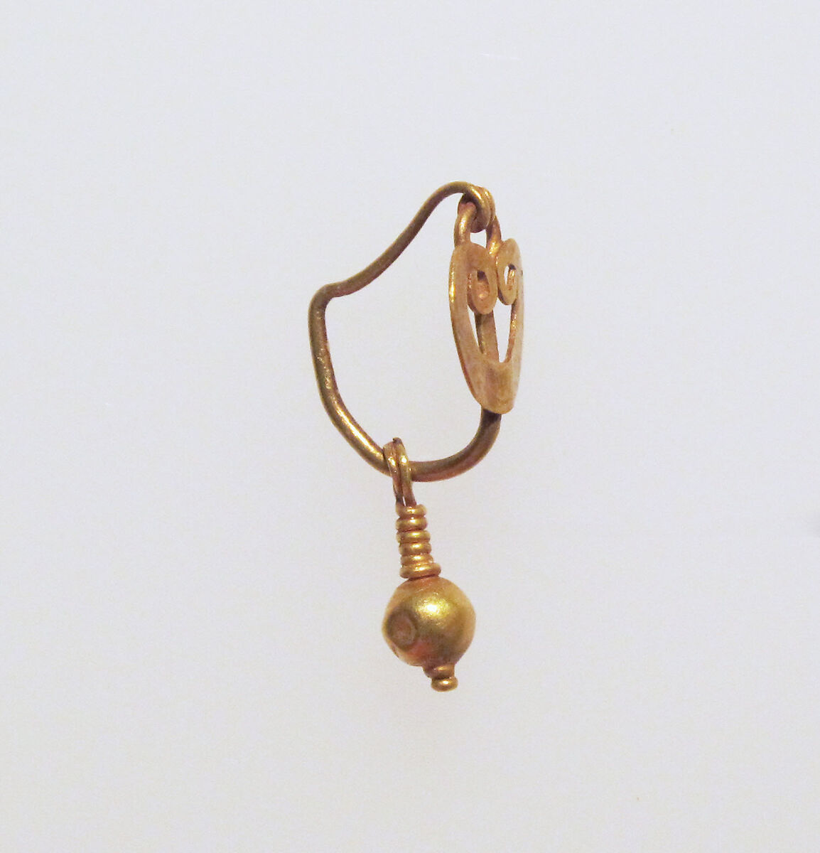 Gold earring with pelta disc and pendant, Gold, Roman 