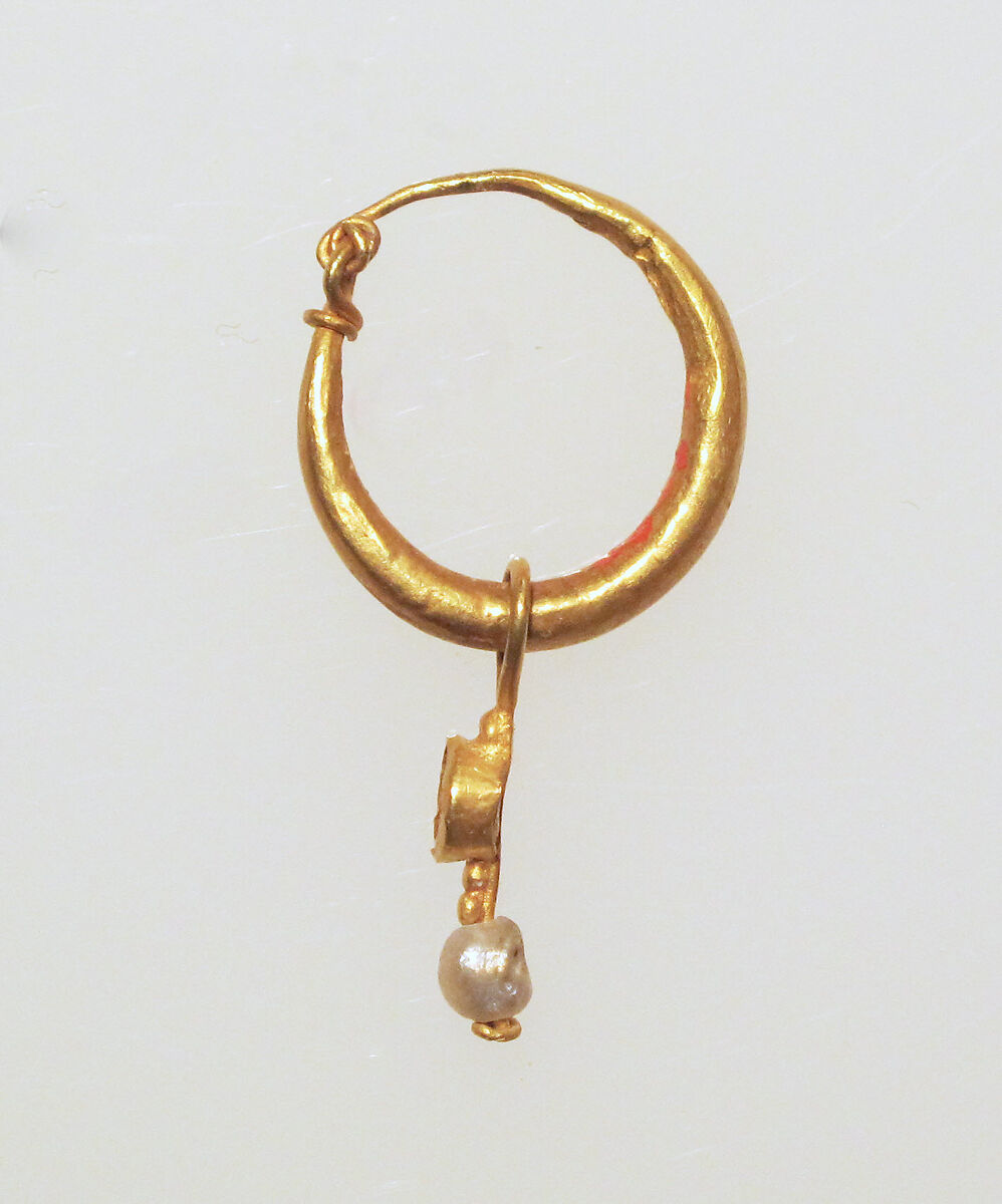 Gold earring with pearl pendant, Gold, Roman