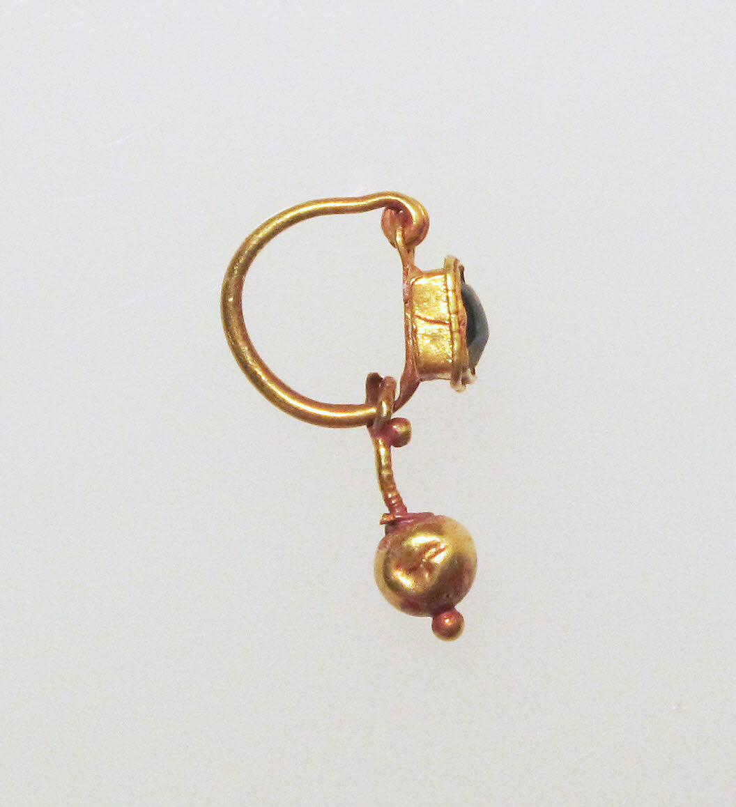 Earring with ball pendant and green stone setting, Gold, Roman 