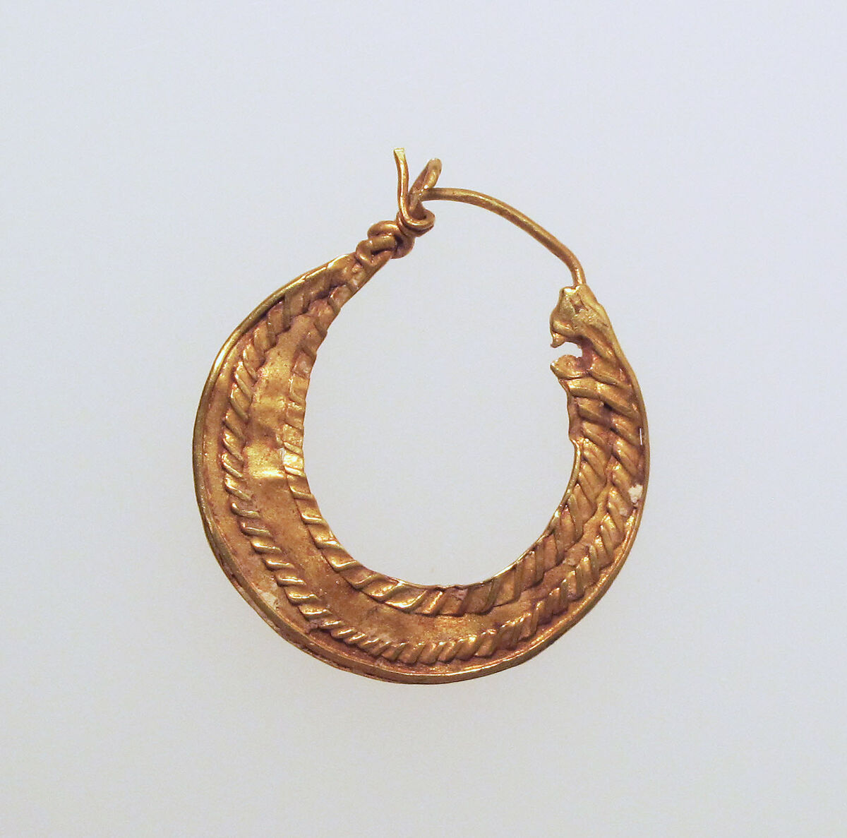 Earring, crescent-shaped, decorated, Gold 