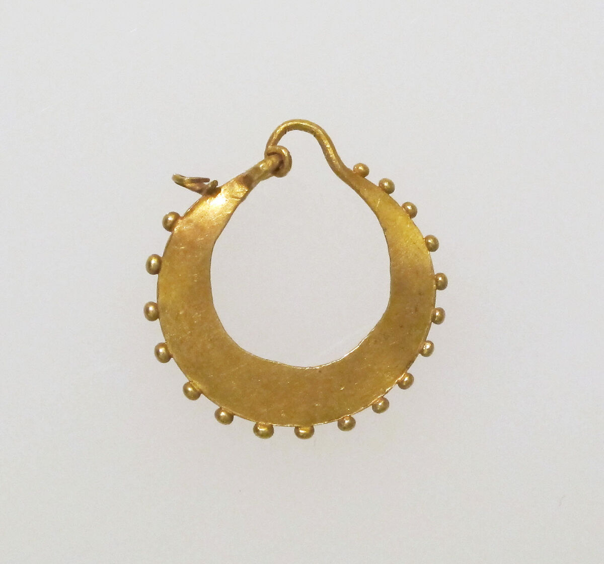 Earring, crescent-shaped, decorated, Gold 
