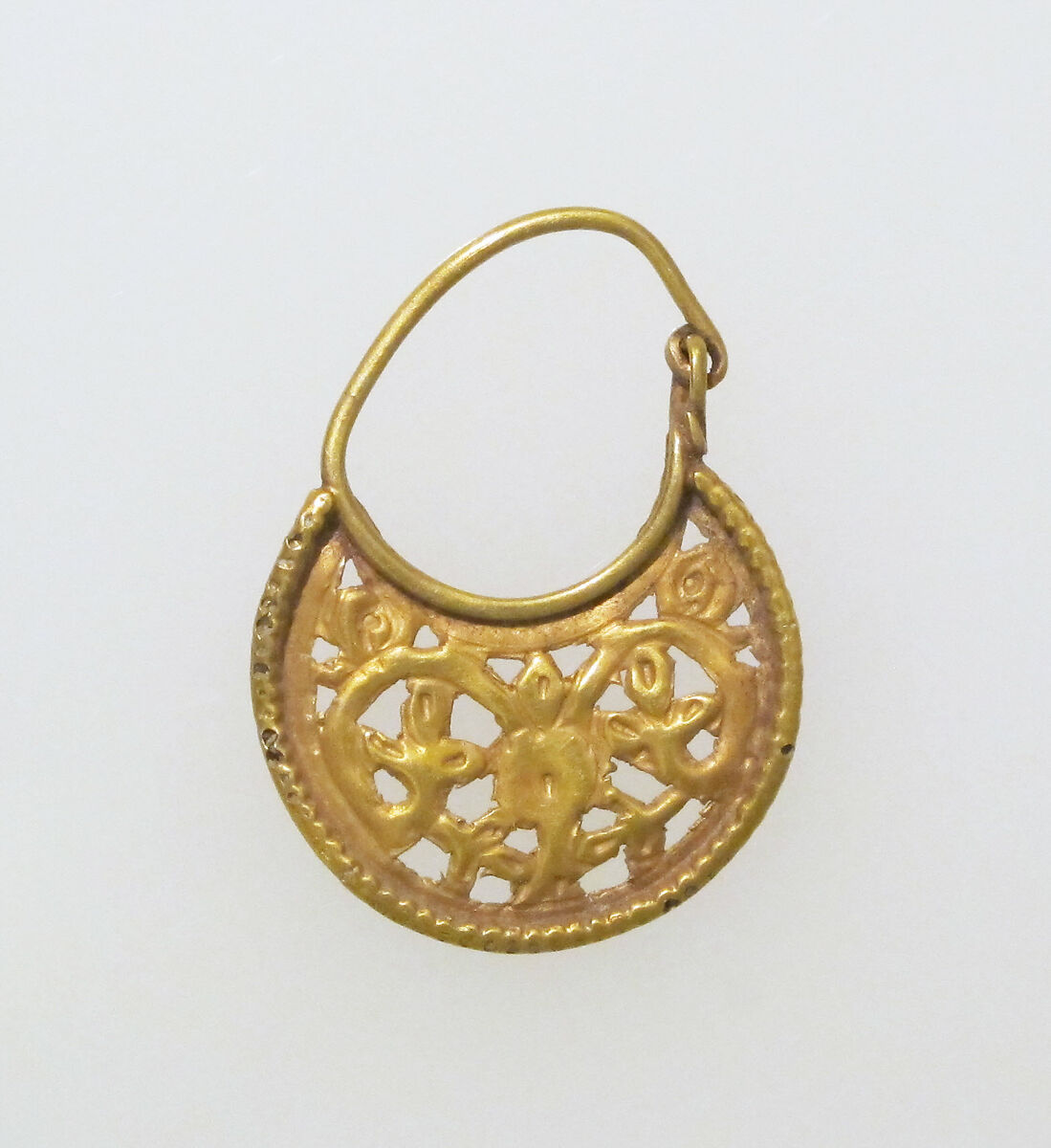 Gold lunate earring with scrolls, Gold, Byzantine 