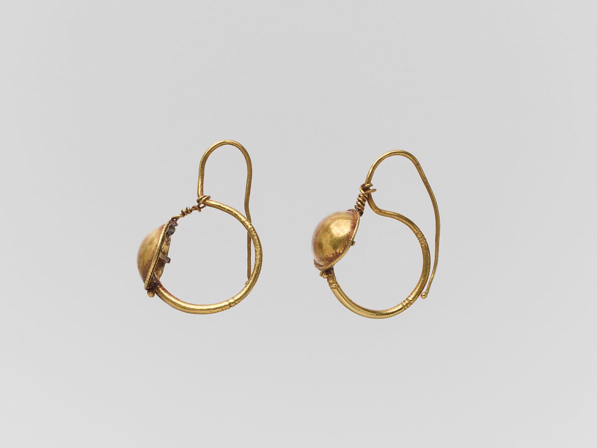 Gold earring with convex disc, Gold, Roman 