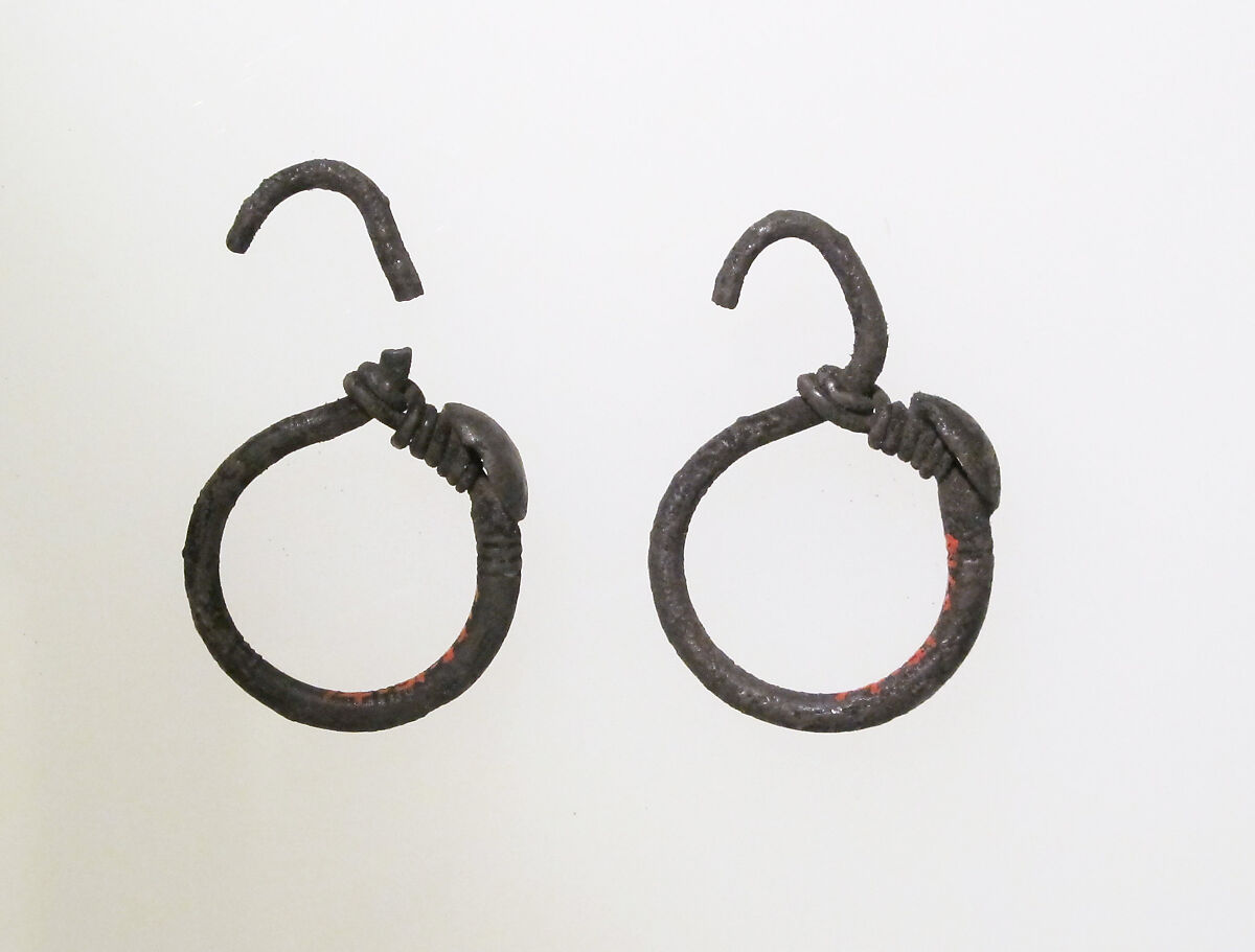 Earring, delta-shaped with disc, Silver 