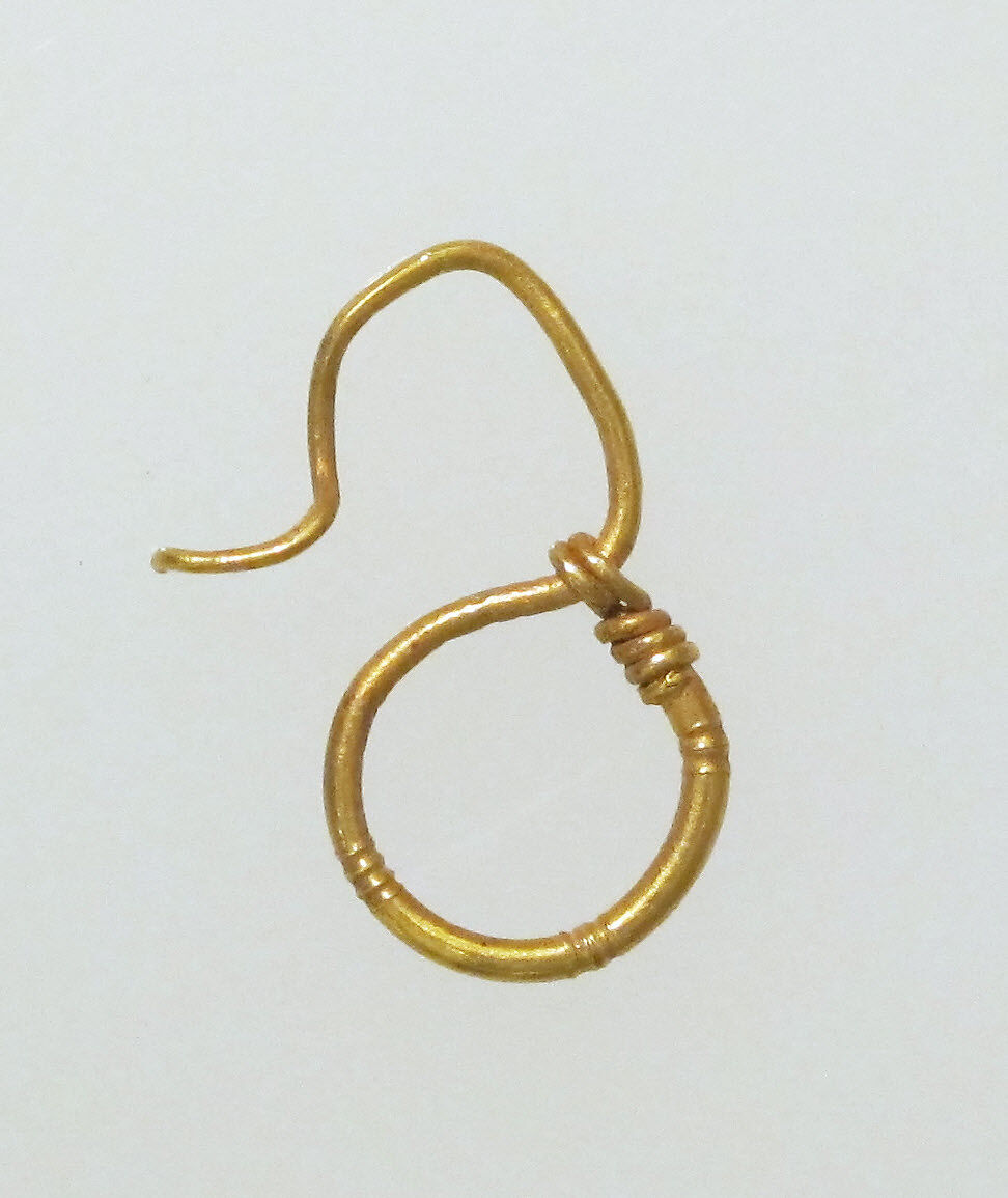 Earring, delta-shaped, Gold 